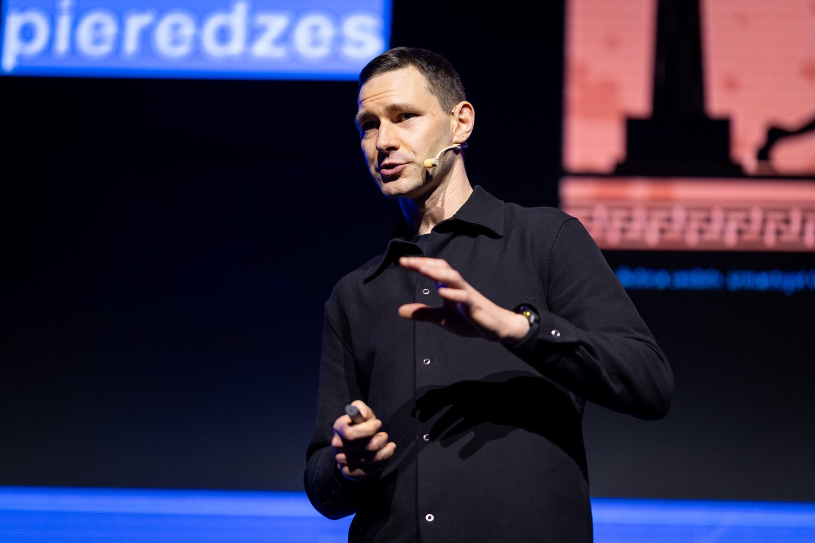 Edvins Elferts giving a keynote at HR Week Latvia 2026